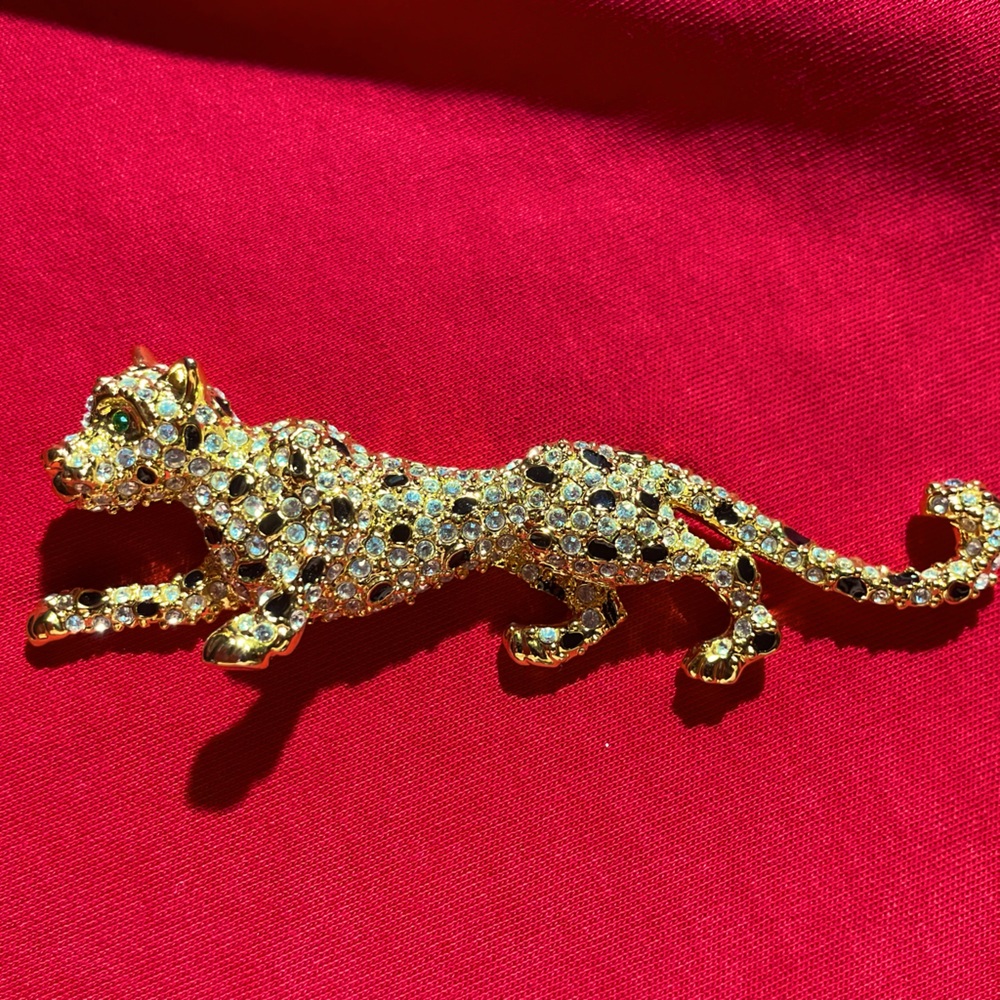 Gold toned leopard brooch